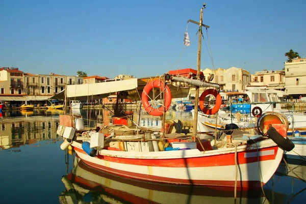 Oude boot in de oude haven — Stockfoto