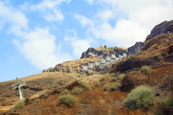 Fira Santorini Adası üzerinde kablo arabaya