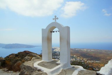 Küçük beyaz bir kilise.