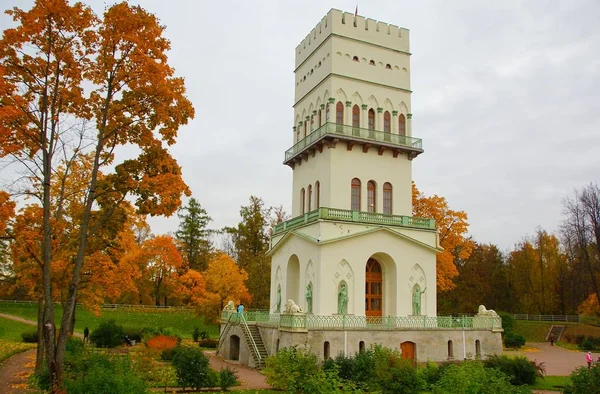 Serata autunnale e la Torre Bianca nel Parco Aleksandrovsky — Foto Stock