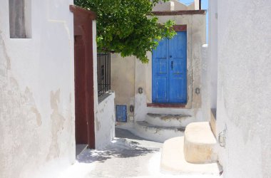 Sıcak güneşli Emporio dar bir sokakta