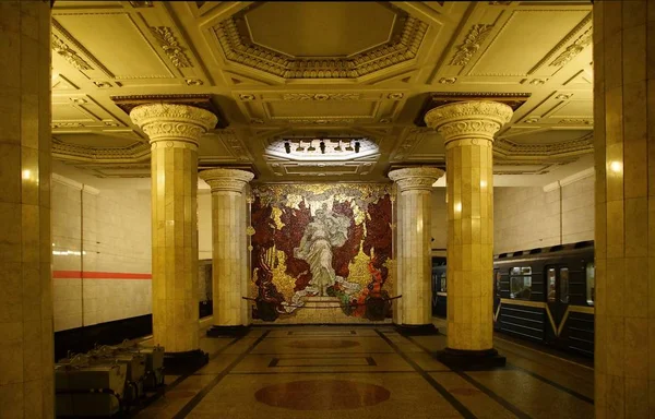 O pavilhão da estação de metro Avtovo em São Petersburgo — Fotografia de Stock