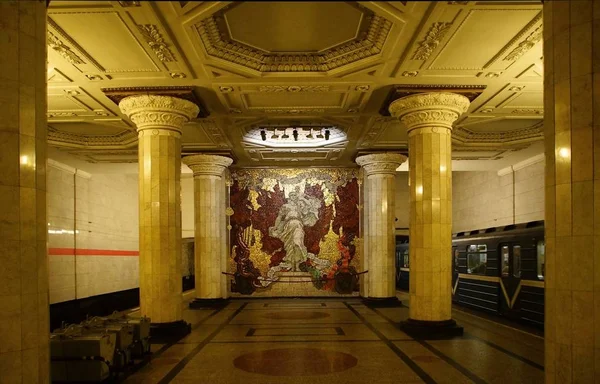 Avtovo metro istasyonu'na, St. Petersburg köşk