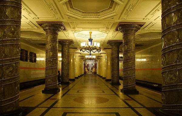 Avtovo metro istasyonu'na, St. Petersburg köşk