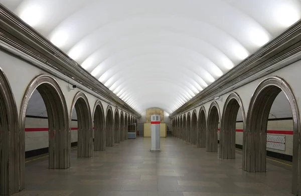 Pavilhão da estação de metro Akademicheskaya em São Petersburgo — Fotografia de Stock