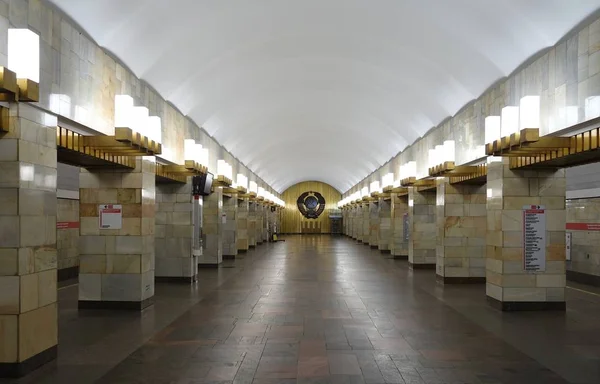 Pavilion metro istasyonu'na Grazhdanskiy umudu