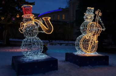 Yeni yıl kardan adamlar müzisyenler