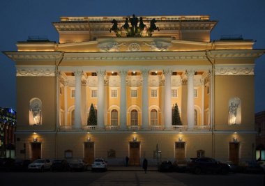 Kış sabahı Ostrovsky Meydanı'nda Aralık ayında