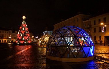 Festival süsleme süslemeleri ve Noel ağacı