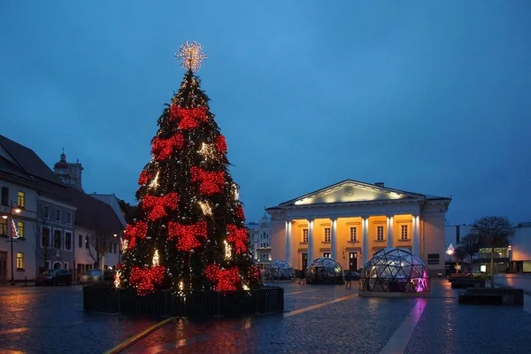 Decorações festivas decorações e uma árvore de Natal — Fotografia de Stock