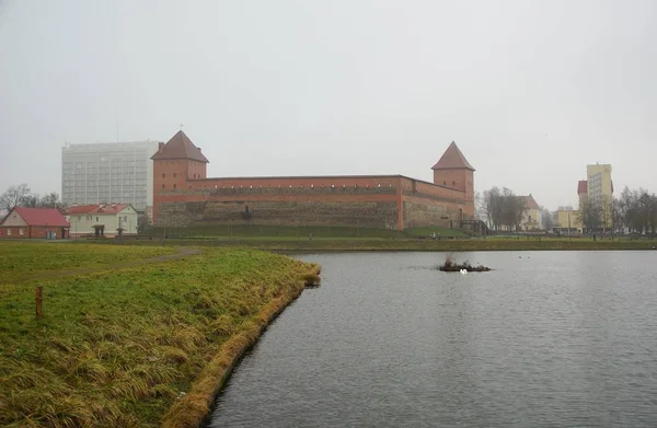 Misty januarimorgon och ett gammalt slott — Stockfoto