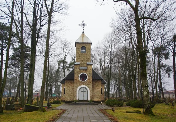 Маленькая церковь на старом польском кладбище в Лиде — стоковое фото