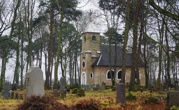 Мало церкви старої польської кладовищі в Ліда — стокове фото