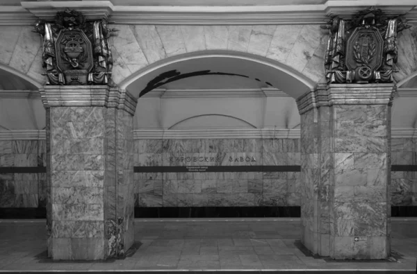 Interior de la estación de metro Kirovsky zavod — Foto de Stock