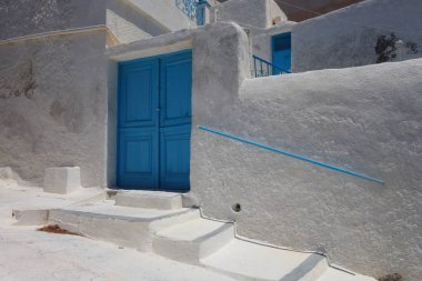 Emporio 'da, Santorini adasında dar bir sokakta yaz günü.