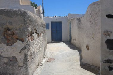 Emporio 'da, Santorini adasında dar bir sokakta yaz günü.