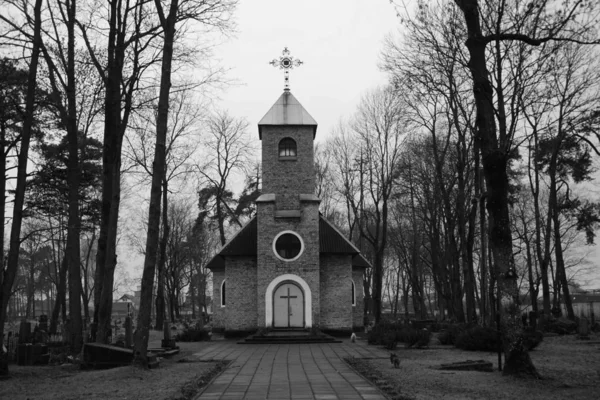 Kerkje in de oude Poolse begraafplaats in Lida — Stockfoto