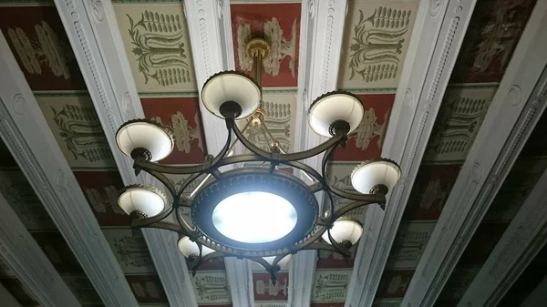 Massiv lampa i järnvägsstationen i Tsarskoye Selo lokaler — Stockfoto