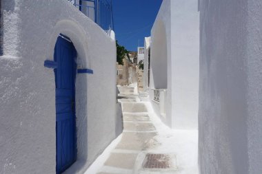 Emporio 'da, Santorini adasında dar bir sokakta yaz günü.
