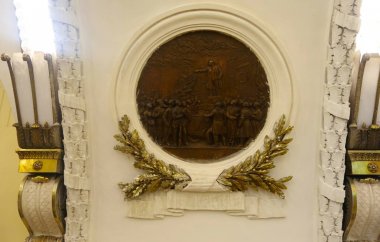 Metro istasyonu bas-reliefs