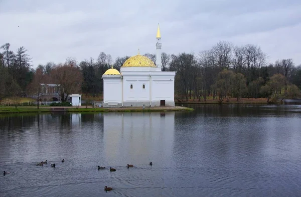 Kväll i November och turkiskt bad Pavilion i Catherine Park — Stockfoto