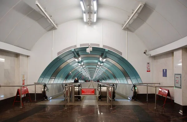 U-Bahnübergang an der Metrostation sportivnaya — Stockfoto