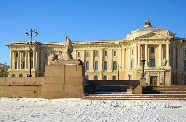 Frosty winterochtend, sphinx en griffin aan de kade van de Universiteit — Stockfoto