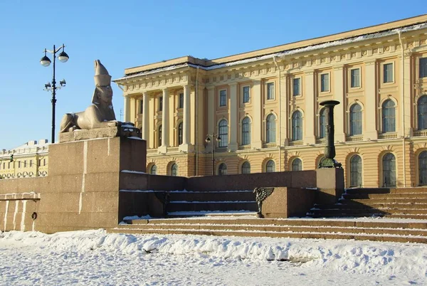 Frosty winterochtend, sphinx en griffin aan de kade van de Universiteit — Stockfoto