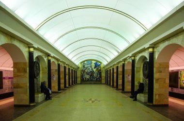 Admiralteiskaya metro istasyonu'na iç parçası