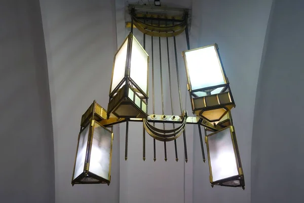 Fragment de l'intérieur de la station de métro Ligovsky perspective, Lampe en métal — Photo