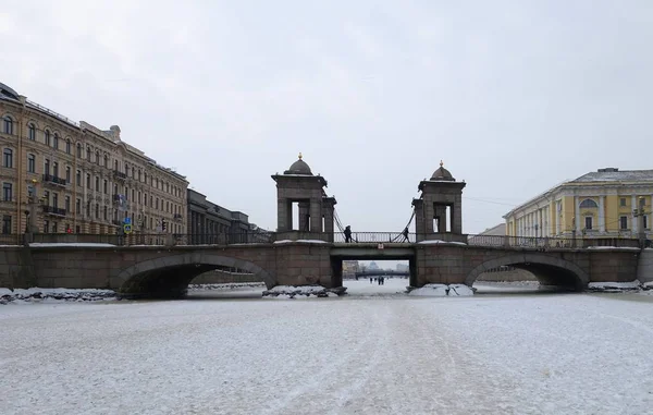 Día de invierno y un paseo por el hielo del río Fontanka — Foto de Stock