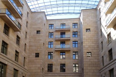 Cephe balkonlu ve bir cam kubbe parçası