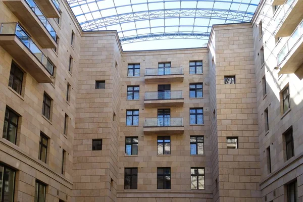 Cephe balkonlu ve bir cam kubbe parçası