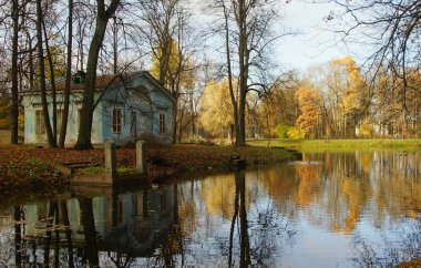 Tsarskoye Selo 'daki Alexander Park' ta sonbahar yürüyüşü