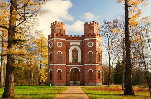 Herbstspaziergang im Alexanderpark in Zarskoje selo — Stockfoto