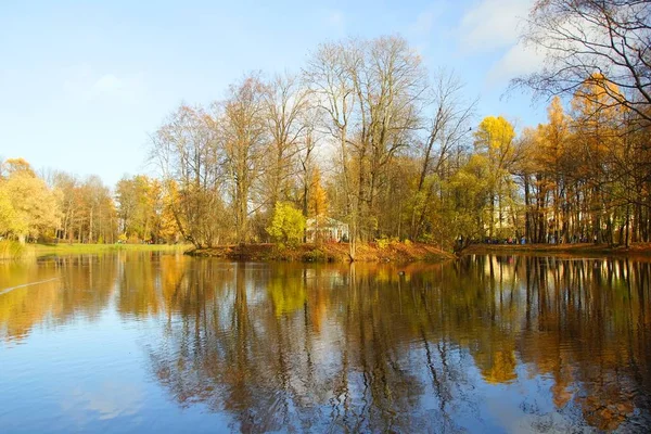 Caminata de otoño en Alexander Park en Tsarskoye Selo — Foto de Stock
