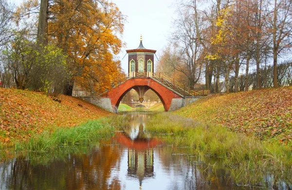 Tsarskoye Selo, sonbahar manzarası ve Cross Köprüsü — Stok fotoğraf