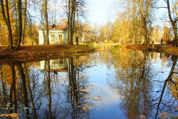 Herbstspaziergang im Alexanderpark in Zarskoje selo — Stockfoto