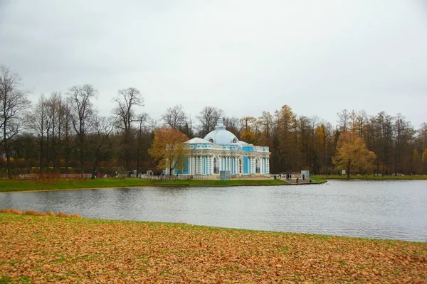 Paseo matutino en Catherine Park en Tsarskoye Selo, paisaje otoñal — Foto de Stock