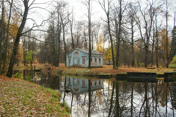 Осенняя прогулка в Александровском парке в Царском Селе — стоковое фото