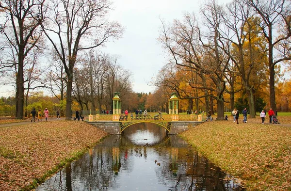 Ensolarado de manhã de outubro e um passeio no Alexander Park — Fotografia de Stock