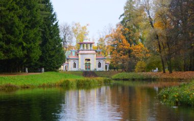 Tsarskoye Selo 'daki Catherine Park' ta sabah yürüyüşü, sonbahar manzarası ve gıcırtılı bir çardak.