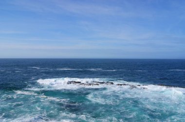 Sonbahar güneşli bir akşam ve Atlantik Okyanusu manzarası