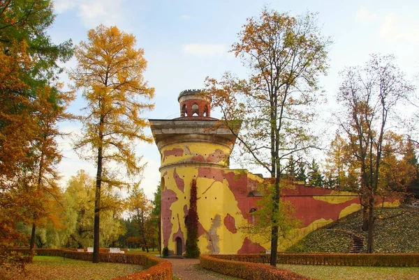 Утренняя прогулка в парке Екатерины в Царском Селе, осенний пейзаж — стоковое фото