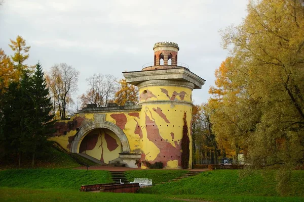 Passeio matinal em Catherine Park em Tsarskoye Selo, paisagem de outono — Fotografia de Stock