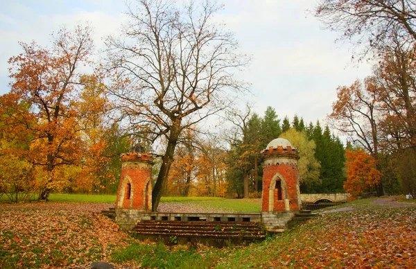 Paseo matutino en Catherine Park en Tsarskoye Selo, paisaje otoñal —  Fotos de Stock