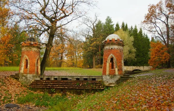 Morgonpromenad i Catherine Park i Tsarskoye Selo, höstlandskap — Stockfoto