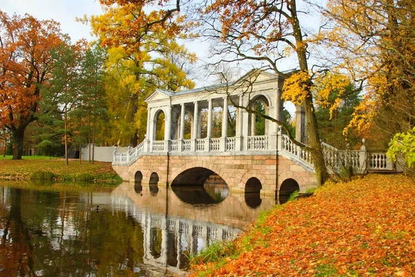 Passeggiata mattutina nel parco Catherine a Tsarskoye Selo, paesaggio autunnale — Foto Stock