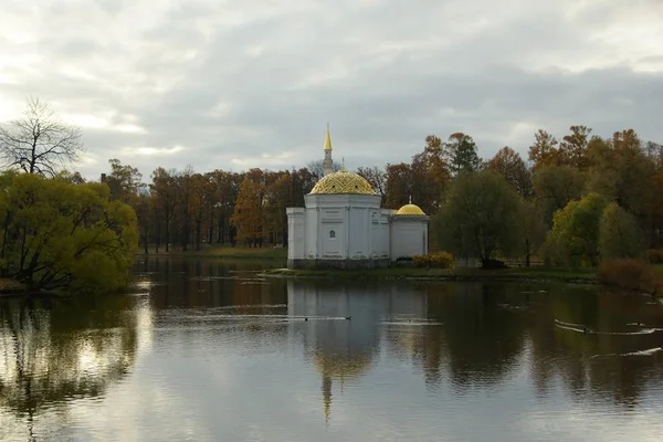 가을 풍경 인 tsarskoye selo 에 있는 캐서린 공원에서 아침 산책 — 스톡 사진