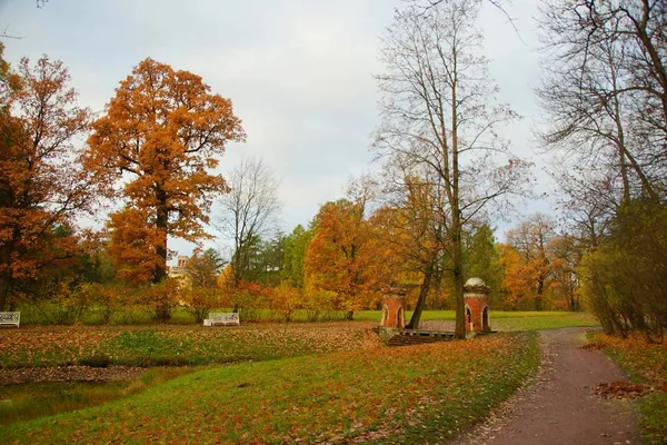 Morgenspaziergang im Katharinenpark in Zarskoje Selo, Herbstlandschaft — Stockfoto